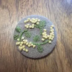 ミモザ刺繍のブローチ