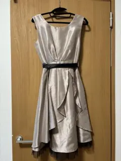 エレガントなシルバースリーブレスドレス