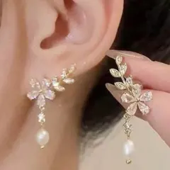 フラワー　リーフ　パール 　ピアス 上品 華やか　結婚式　揺れる　ウェディング