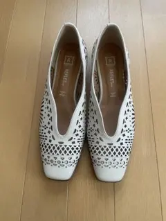 REFLET ホワイト カットアウトパンプスのサムネイル
