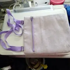 紫の布製ショルダーバッグ