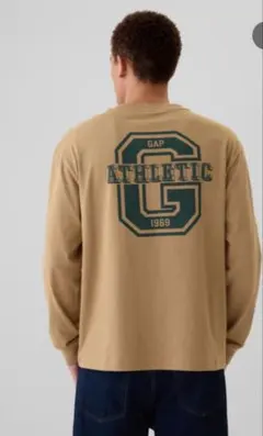 Gap Athleticロゴ グラフィックTシャツ （ユニセックス）ベージュ