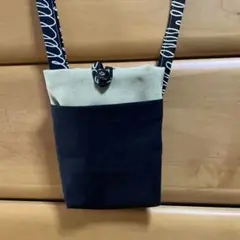 サコッシュ 黒と緑