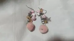 ポンポン付き冬パーツとビーズのフック型ピアス
