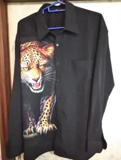 豹 ヒョウ　動物　 アニマル　黒シャツ