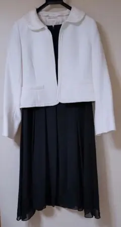 2way仕様ホワイトジャケットとブラックドレスのセット