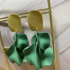 k*n様 【新品未使用】グリーンフラワーとゴールドペタルピアス