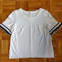 TO BE CHIC ストライプフリル袖 アイボリーホワイト 半袖トップス