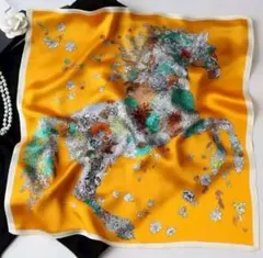 オレンジ色馬柄シルク風スカーフ　式典　エレガント　おしゃれ　上品　70×70のサムネイル
