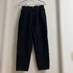 黒いストレートデニムパンツ