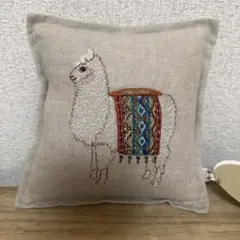 コーラル &タスク　アルパカ刺繍ミニクッション