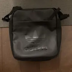 adidas ショルダーバッグ　レディース