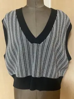 GU 黒と白のニットベスト