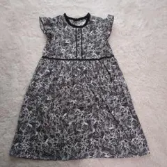 BeBe モノクロ フラワープリント ノースリーブワンピース