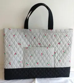 チェリーミルク✕黒のレッスンバッグ　キルティング使用　絵本袋　手提げかばん