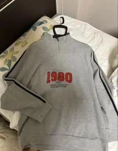 PIVOT DOOR 1980 ハーフジップスウェット