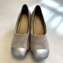 Rowena（ロウェナ）バイカラーチャンキーブーティパンプスベージュ スエード