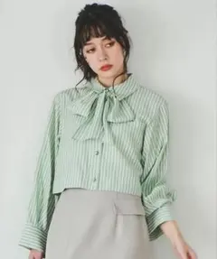【美品】31 sons de mode クロップドシャツ ブラウス グリーンのサムネイル