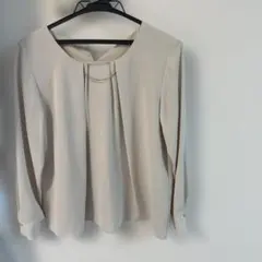 ベージュ 長袖 Vネック シャツ