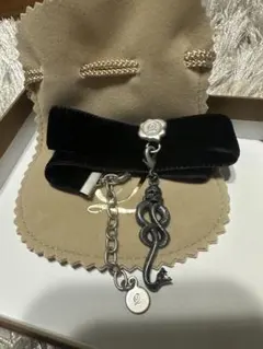 Q-pot.エラベルシアワセ ベルベットリボン チョーカー+ 闇の印 チャーム