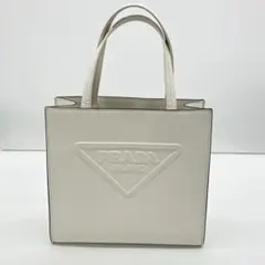 PRADA エンボスロゴ トライアングル レザー ハンドバッグ ホワイト