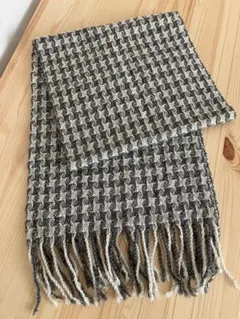 グレージュ＆オフホワイト・ラメ入り　変形千鳥柄マフラー