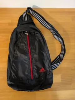 adidas ボディバッグ ブラック レッド
