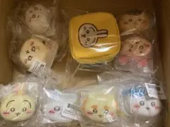 ちいかわおかおミニシリコンポーチ　ちいかわカラビナつき刺繍スクエアミニポーチ