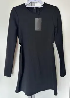 ZARA 黒 長袖ミニワンピース／腰部分 おしゃれなカットアウト入り