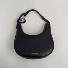 CHARLES & KEITH Kora コラ メタリックアクセントムーンバッグのサムネイル