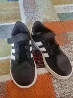 ★adidasスニーカー （19cm）