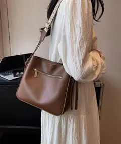 LA VORAGINE 外ポケット　スクエアショルダーバッグ