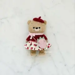 k**様 羊毛フェルト　ハンドメイド　くまさんブローチ　いちごポシェット