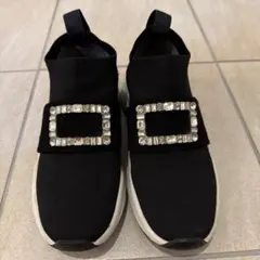 +daiana（プラスダイアナ）ビジュー付きストラップスニーカー