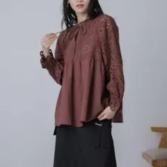 【WEB限定】ナノユニバース カットワークレースピンタックブラウス ブラウンのサムネイル
