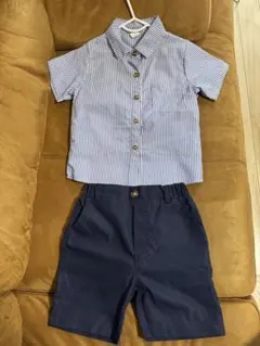ストライプシャツとネイビーショートパンツセット