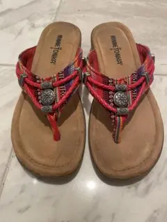 Minnetonka トングサンダル レッド系 エスニック柄のサムネイル