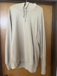 ベージュ パーカー