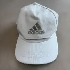 adidas キャップ ホワイト メタルロゴ