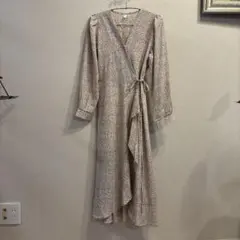 美品　　小花柄長袖ラップワンピース　シルエットが美しい