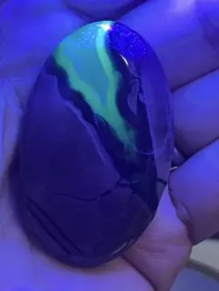 天然石　ボルケーノアゲート　パーム　握り石　UV蛍光　台座付き⭐️1603