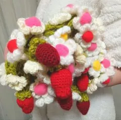 いちごとカラフルなお花の花束ブランケット　ブーケ　ハンドメイド　80センチ