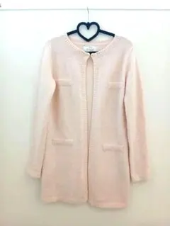 淡いピンクの長袖カーディガン