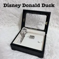 未使用 ディズニー ドナルドダック 生誕67周年記念 腕時計&ピンバッジ