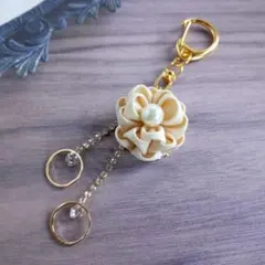 バックチャーム ベージュ 花