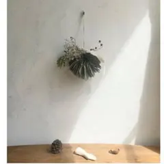 手のひらにユーカリの葉のリース