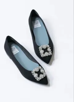 エマフランシス　フラット ビジューバックル パンプス （ブラック サテン）