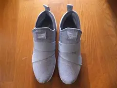 シルバー スニーカー