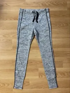 グレー スリムフィット ヨガパンツ