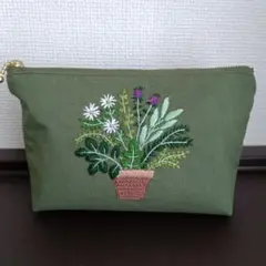 ハーブの花々の刺繍のポーチ